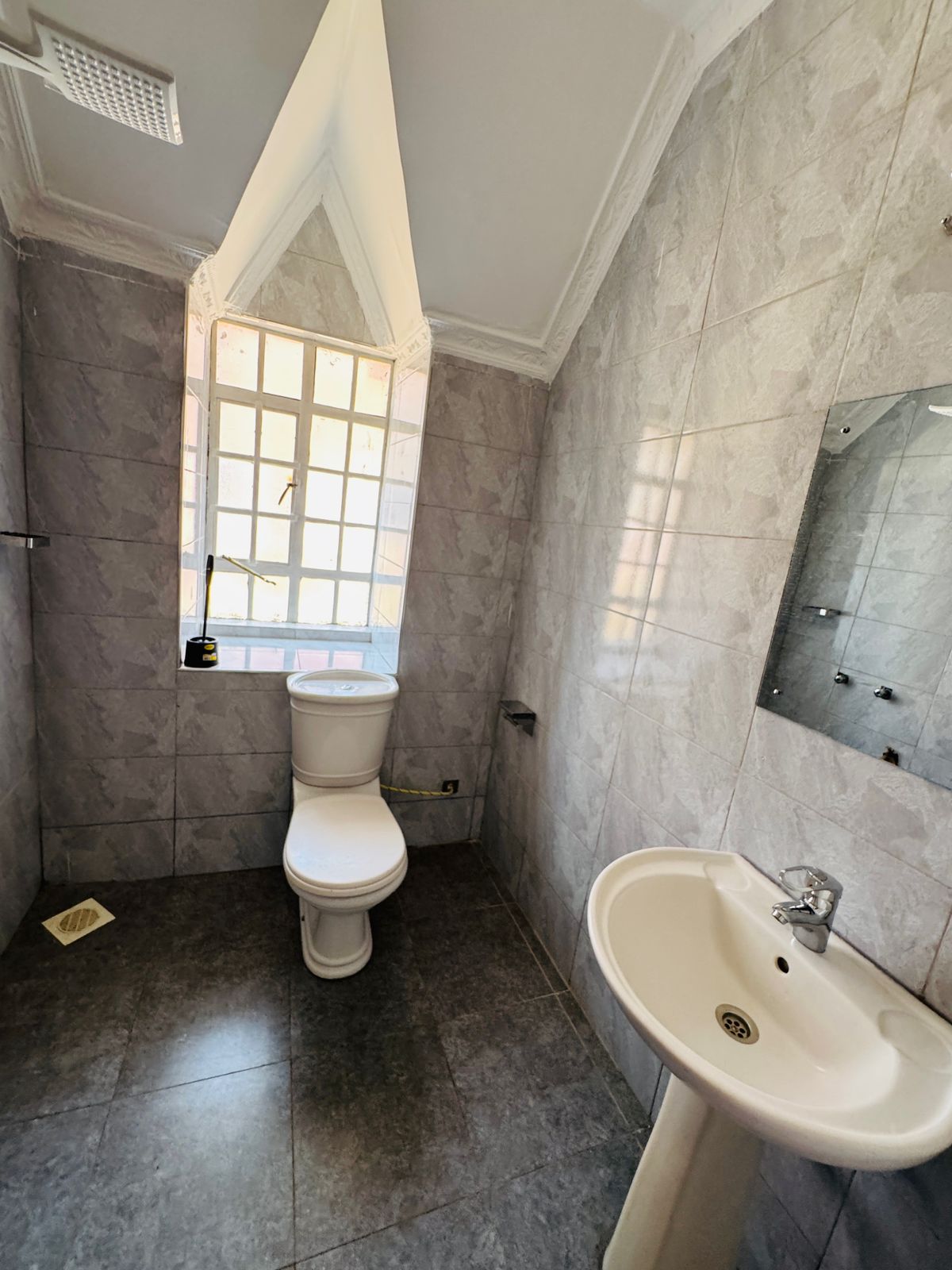 4 Bedroom Villa  For Rent in Membley
