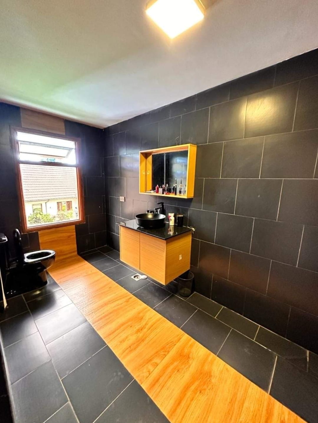 6 Bedroom House in Ridgeways